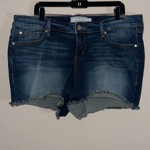 TORRID RAW HEM STRETCH DENIM SHORTS SIZE 18.